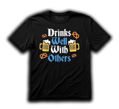 Polera OKTOBERFEST - DRINKS WELL WITH OTHERS